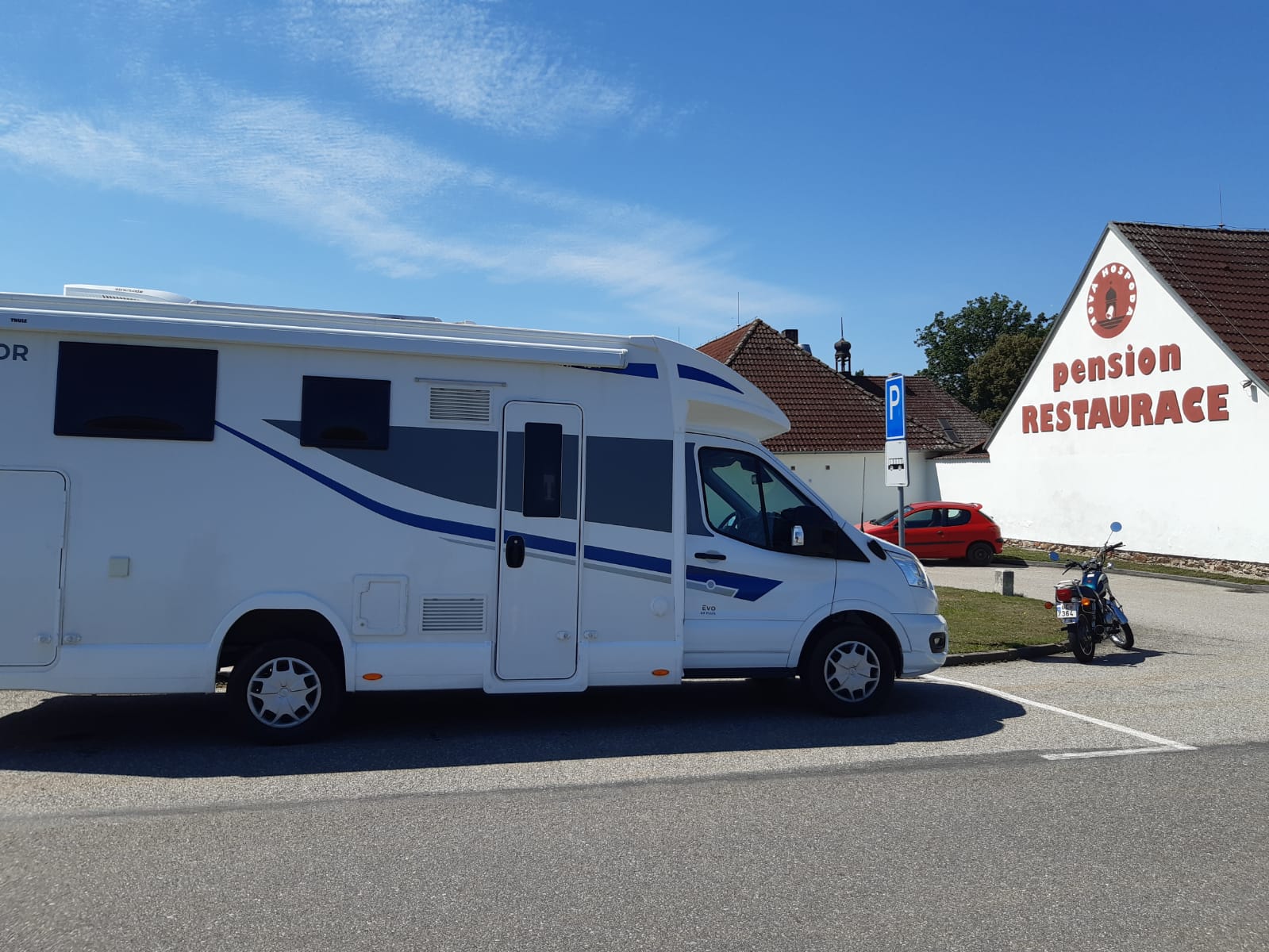 Exteriér u restaurace